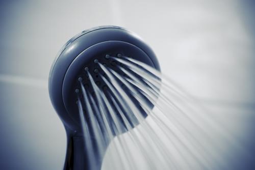 El sem hinnéd, mennyi vizet pazarolsz el egy zuhanyzással